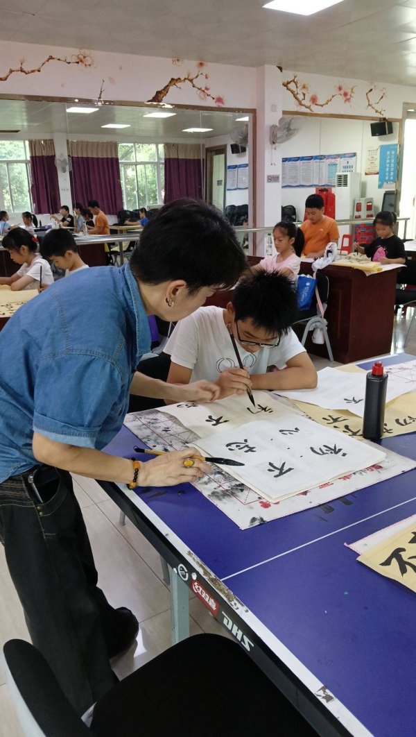 配资炒股合同 武汉徐东路社区举办“不忘初心 翰墨颂廉”青少年暑期书法培训班