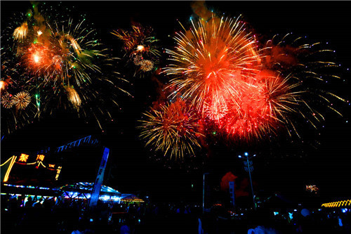 大额股票配资 500架无人机点亮仙浴湾夜空！瓦房店“蓝色嘉年华”璀璨启幕